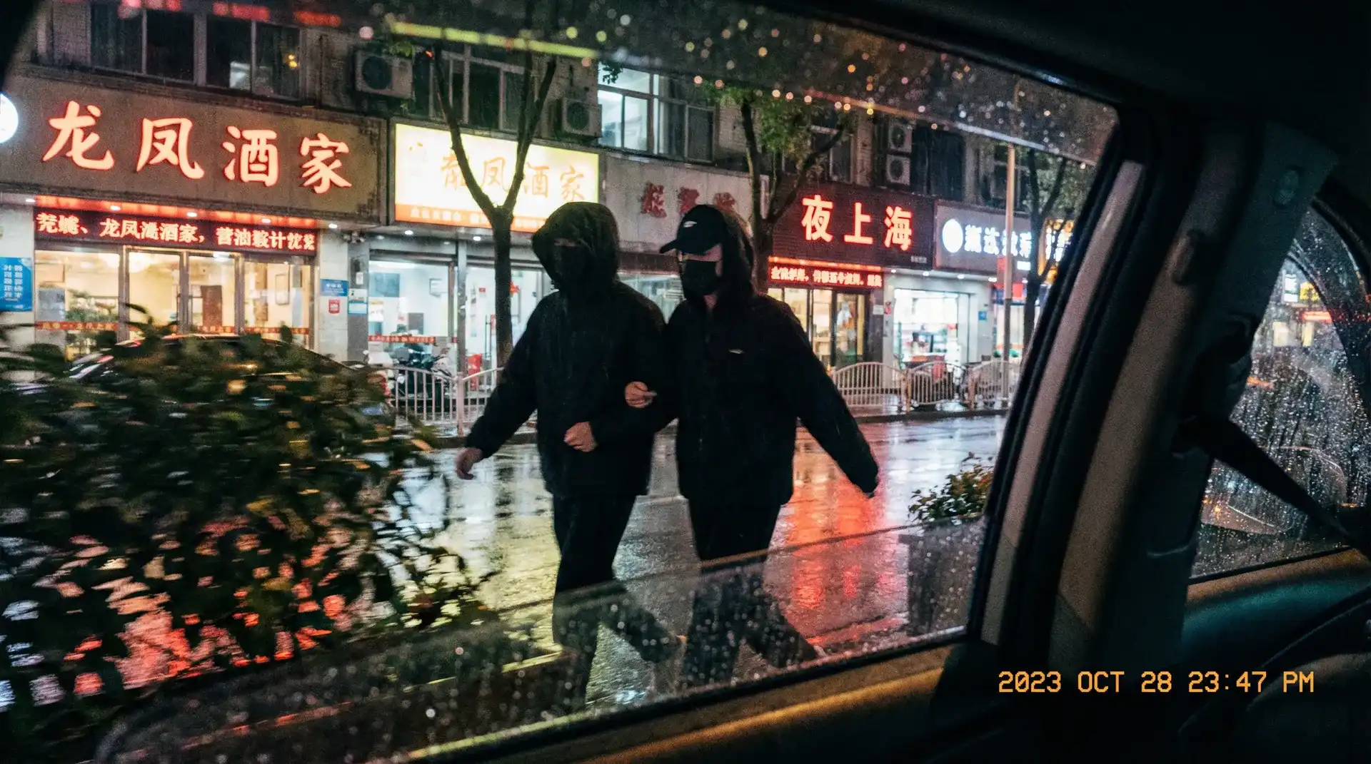 啄木鸟 - 顶流明星深夜密会现场抓拍照片